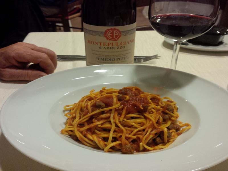 Spaghetti-Chitarra-e-Montepulciano-dAbruzzo